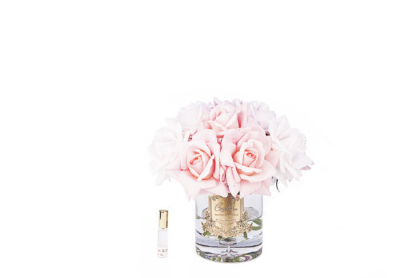 Bouquet grande di rosa color rosa in contenitore chiaro