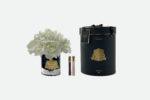 Bouquet grande di rose bianche in contenitore nero