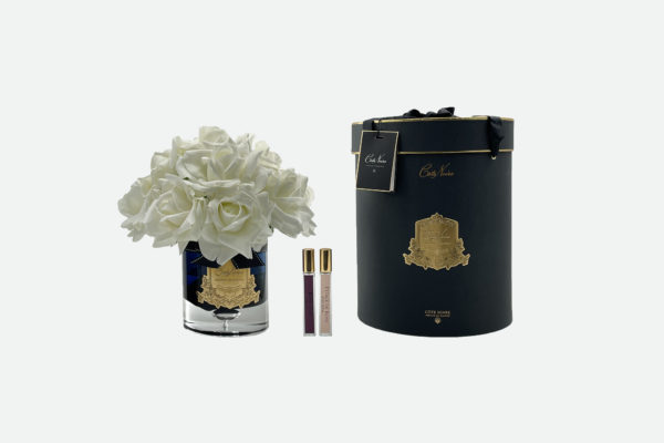 Bouquet grande di rose bianche in contenitore nero