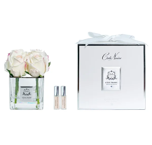 4 boccioli di rosa Blush in set lavabile in contenitore chiaro quadrato
