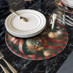 Noel con palle e fiocco rosso tondo